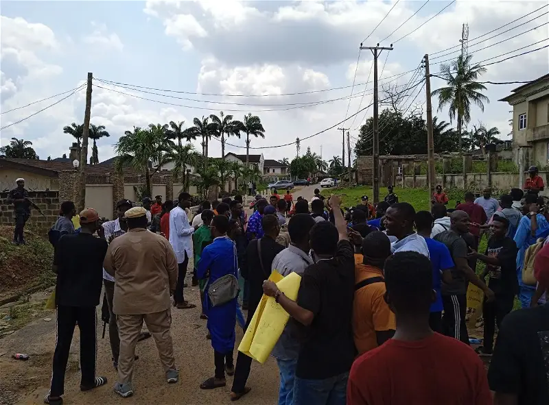 Photos: OAU students storm EFCC office, Ibadan
