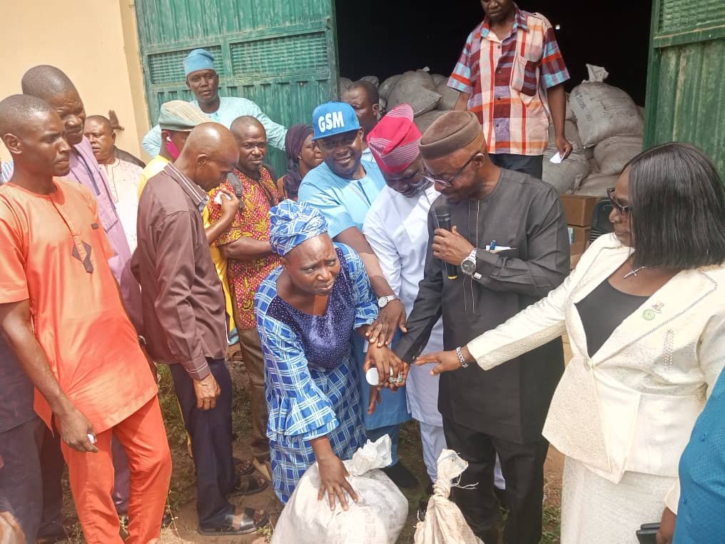 SAfER:  Oyo Government begins   third phase of the distribution of agricultural inputs to Farmers.