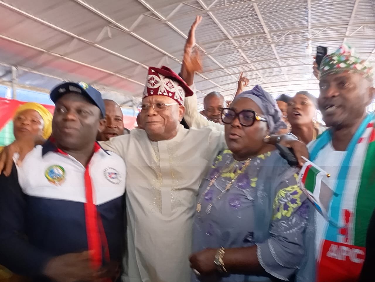 Former PDP Rep , supporters defect to APC in Lagos
