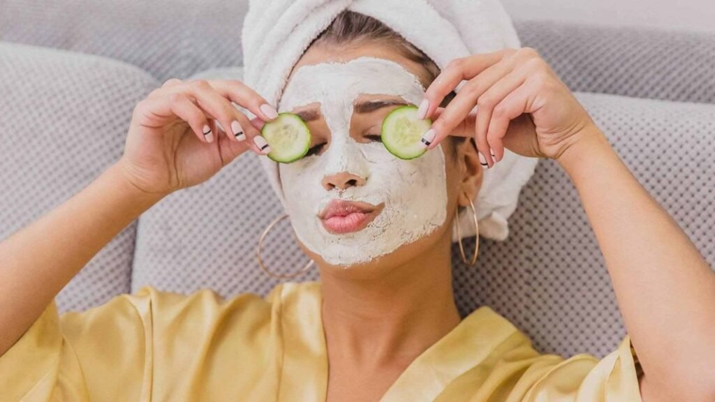 3 benefits of placing slices of cucumber on your eyes