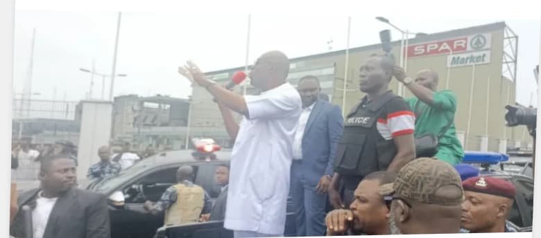 “Keep your money” – Outrage in Rivers Govt House as Fubara offers money to protesters