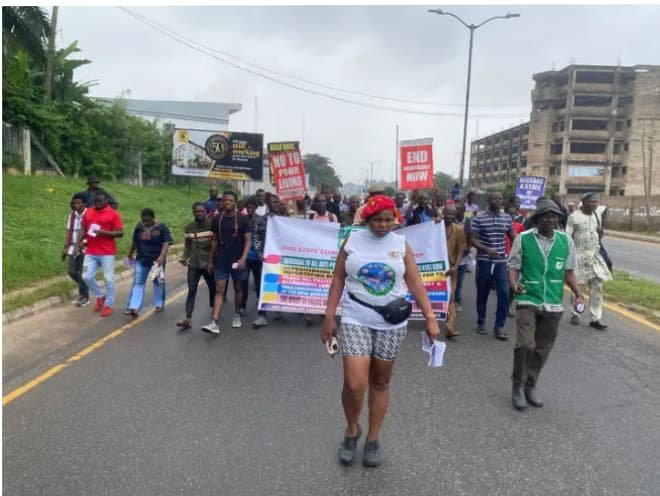 Ibadan: Lady Leads Hundreds of Protesters