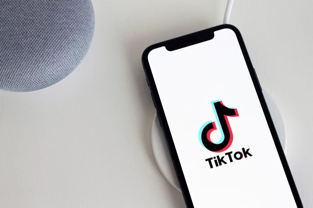 U.S. TikTok Users Flock to Xiaohongshu Amid Looming Ban