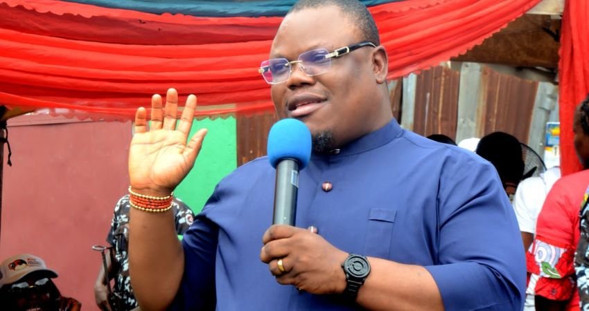Ajeromi Ifelodun Residents Commend OmoBarca as Muslims and Christians Break Fast Together