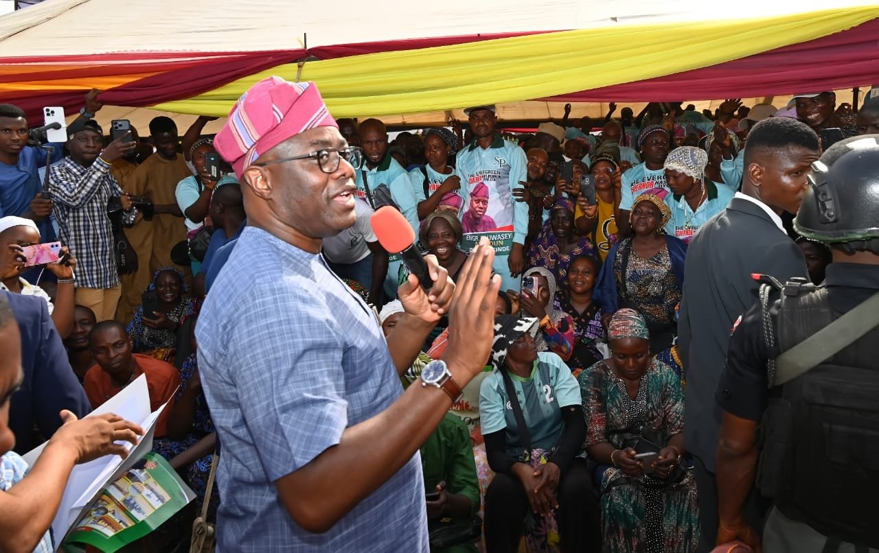 Makinde Commissions 540 Shops, Motor Park at Bodija, Orders End to Roadside Trading
