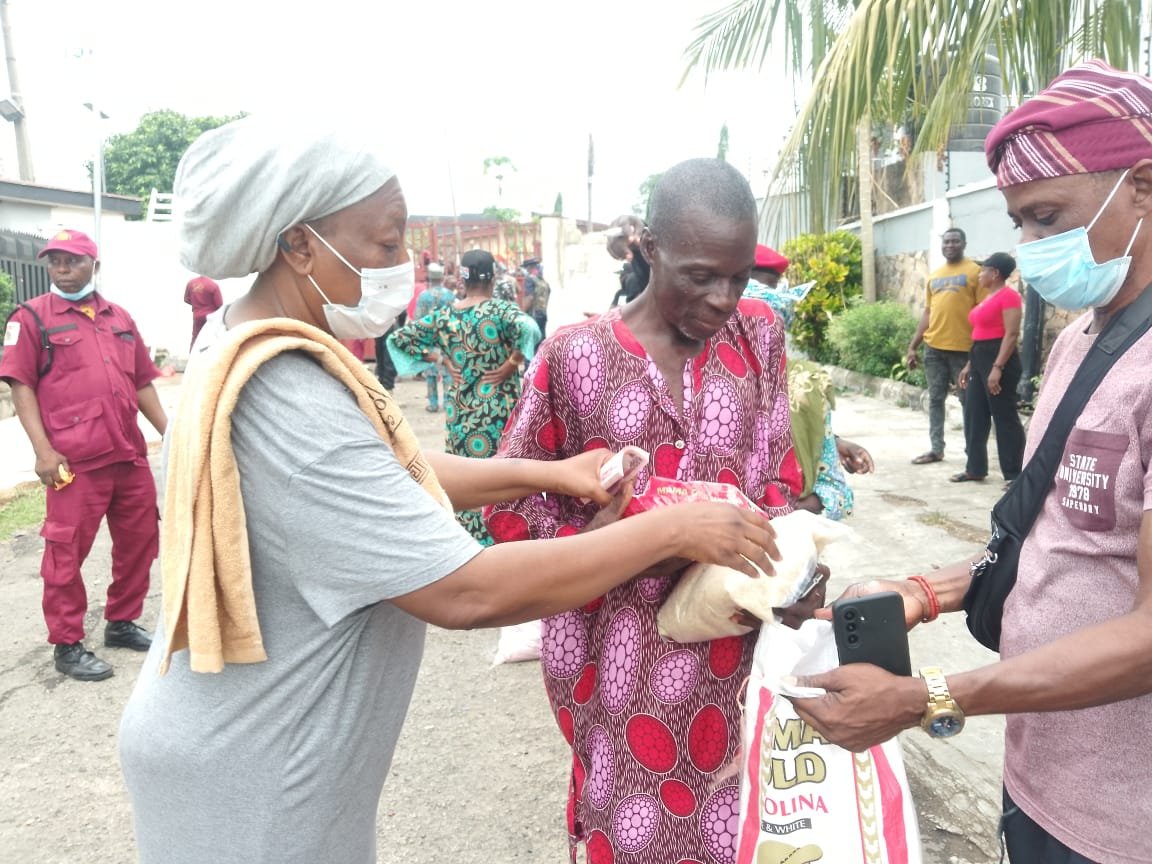 Oba Ladoja Sustains 20-Year Charity, Distributes Food, Cash to over 5,000 Ibadan Residents ‎