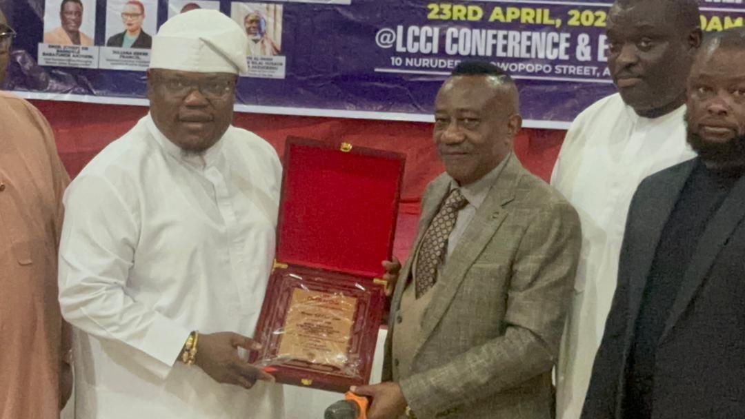 OmoBarca Honoured as ‘Hero of Our Time’ at The Mirror Excellence Awards in Lagos