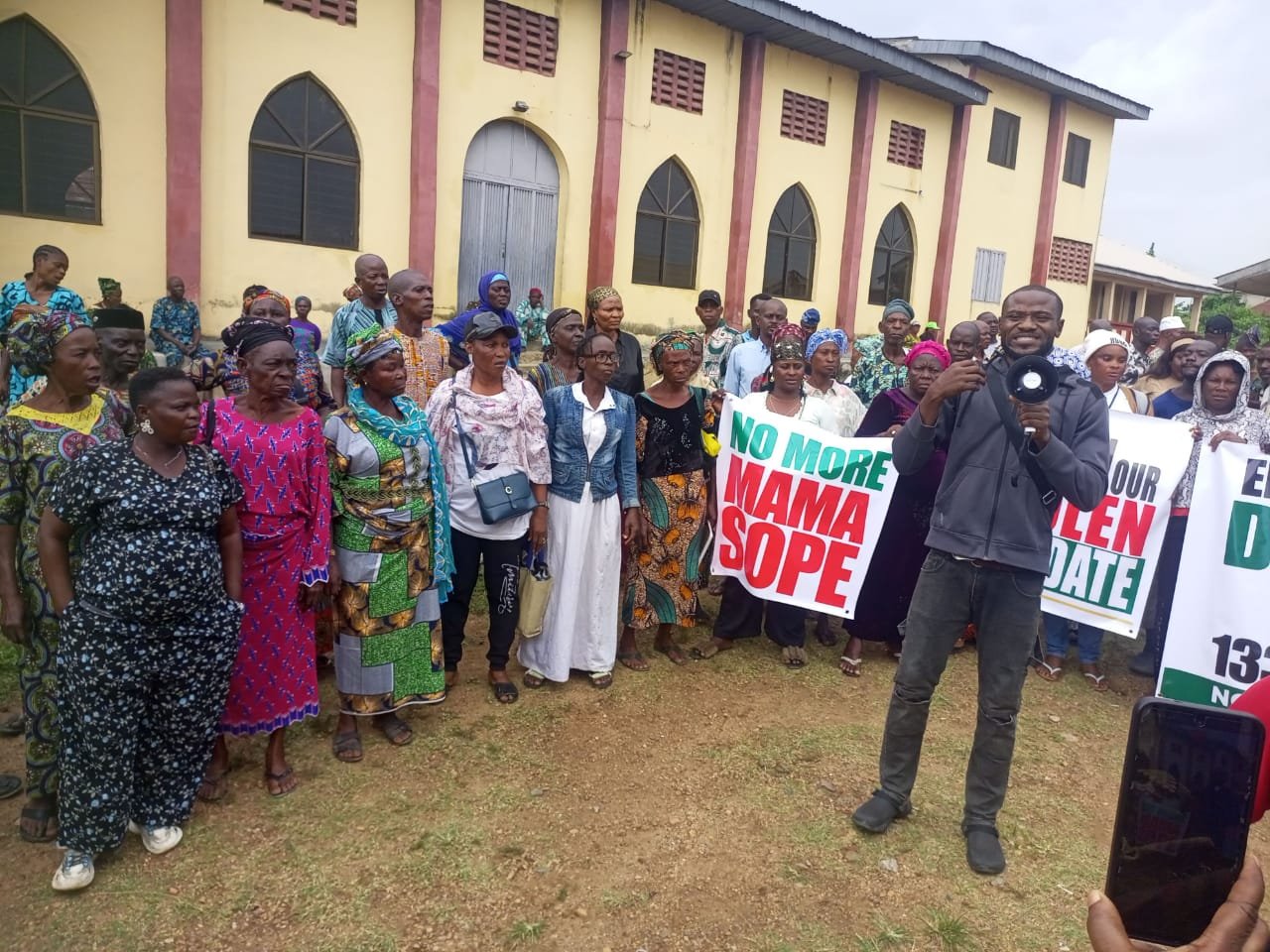 Protest Erupts in Oyo APC Over Alleged Candidate Substitution.